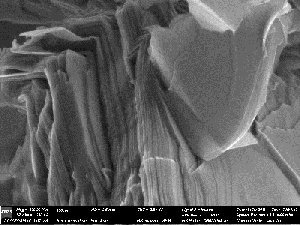 Scanning elektronmikroskop billede af polymer med grafit, hvor de enkelte lag kan ses. Måleskalaen på billedet er 200nm (Foto: Anders Søbye)